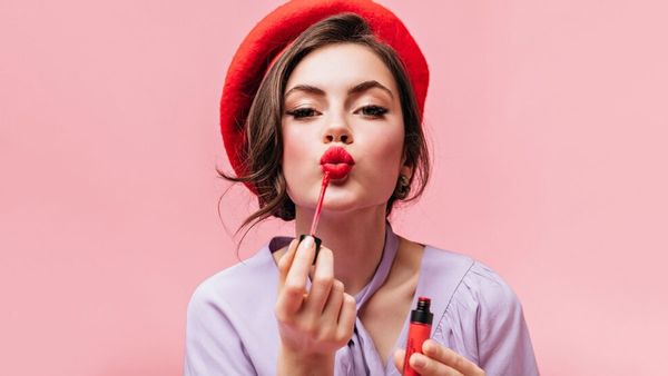 Red lipstick banned : આ દેશમાં લાલ લિપસ્ટિક લગાવી તો જવુ પડી શકે છે જેલ, જાણો કેમ?