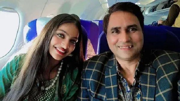 Viral Girl Monalisa: સનોજ મિશ્રા સાથે મોનાલિસાની એવી 'તસવીરો', જોઈને લિવ ઇન પાર્ટનરના ઉડ્યા હોશ