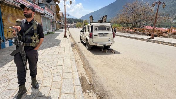 Pahalgam terrorist attack : કાશ્મીરમાં ફસાયેલા પ્રવાસીઓ માટે મોટા સમાચાર, તમામ પ્રવાસીઓ સલામત સ્થળે ખસેડાયા