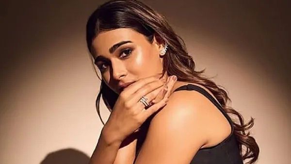 'હું વેનિટી વાનમાં કપડાં બદલી રહી હતી અને ત્યારે જ...' ફેમસ એક્ટ્રેસે ડાયરેક્ટર પર લગાવ્યો ચોંકવનારો આરોપ