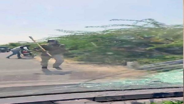 સુરેન્દ્રનગરમાં કાયદો અને વ્યવસ્થા કથળ્યા? લીંબોડા ગામ નજીક પરિવારની કાર પર કુહાડીથી હુમલો, જૂઓ વીડિયો