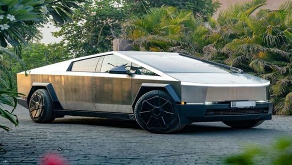 સુરતના રસ્તા પર દોડતી ભારતની પ્રથમ ટેસ્લા કારનો માલિક કોણ છે? ભાવ જાણીને ઉડી જશે હોંશ