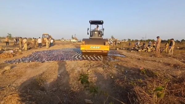 હવે નહીં બચે એક પણ બોટલ! રાજકોટમાં 18 હજાર દારુની બોટલ પર ફર્યું વિનાશક બુલડોઝર!