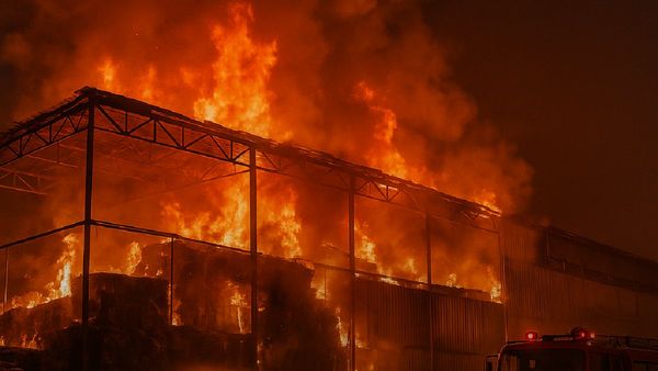 વાપીમાં પ્લાસ્ટિક ફેક્ટરીમાં ભીષણ આગ, બચાવ કામગીરી ચાલુ