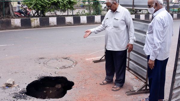 રાજ્ય સરકારે ખરાબ રોડ-રસ્તા માટે જવાબદાર કોન્ટ્રાક્ટરો સામે કાર્યવાહી શરુ કરી