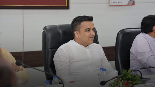 ગૃહ રાજ્યમંત્રી હર્ષ સંઘવીએ મોરબીમાં લોક દરબાર યોજી નાગરિકોના પ્રશ્નો સાંભળ્યા, અધિકારીઓ સાથે કરી સમીક્ષા