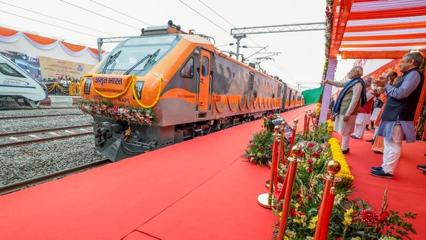 વલસાડ રેલવે સ્ટેશનને મળ્યું વંદે ભારત એક્સપ્રેસનું સ્ટોપેજ, સ્થાનિકોમાં ખુશીની લહેર