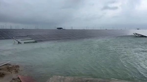 Khavda Solar Park : ખાવડા સોલાર પાવર પાર્ક પાણીમાં ગરકાવ થઈ જતા કામગીરી અટકાવાઈ