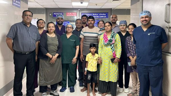 સિવિલ હોસ્પિટલના ડોક્ટરોએ 7 વર્ષના બાળકના પેટમાંથી વાળ, ઘાસ અને દોરાનો મોટો ગૂચ્છો કાઢ્યો