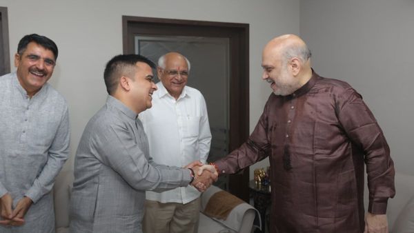 અમદાવાદ: અમિત શાહે હનુમાન મંદિરમાં પૂજા-અર્ચના બાદ સ્નેહમિલન થકી કાર્યકરોમાં જગાવ્યો નવો ઉત્સાહ