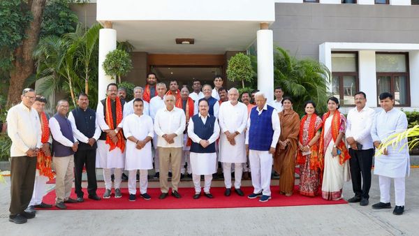 Gujarat New Cabinet: નવા મંત્રીમંડળની પ્રથમ કેબિનેટ બેઠક શરૂ, ટૂંક સમયમાં મંત્રીઓને પોર્ટફોલિયોની ફાળવણી થશે