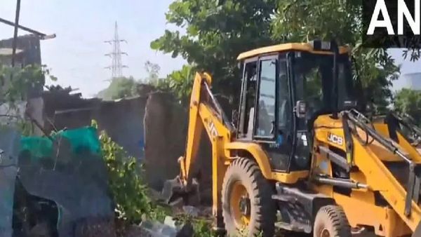 Bahial Demolition : ગાંધીનગરના બહિયલમાં હિંસક અથડામણ બાદ ગેરકાયદે બાંધકામો પર બુલડોઝર ફેરવાયુ
