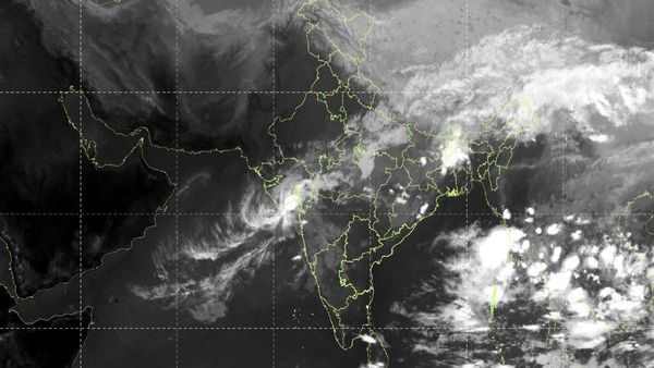 અરબી સમુદ્રમાં રહેલી સિસ્ટમ ગુજરાત તરફ આગળ વધી, ભારે વરસાદ માટે તૈયાર રહો