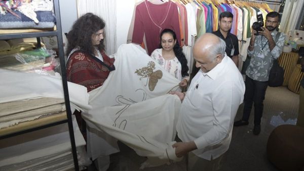 Gandhi Jayanti 2025: 'વોકલ ફોર લોકલ'ની મુહિમને વેગ આપવા CM ભૂપેન્દ્ર પટેલે ખાદીની ખરીદી કરી