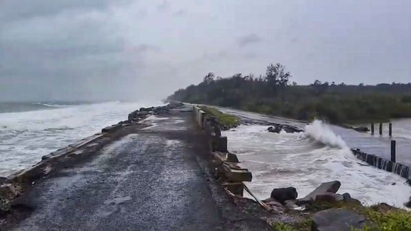 મોંથા વાવાઝોડાનું તાંડવ: લેન્ડફોલ બાદ ઘણા રાજ્યોમાં રેડ એલર્ટ, ભારે વરસાદને કારણે ઘણી ફ્લાઇટ્સ રદ