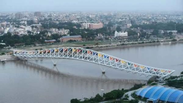 અમદાવાદના અટલ બ્રિજની છેલ્લા ત્રણ વર્ષમાં 77.71 લાખથી વધુ મુલાકાતીઓએ મુલાકાત લીધી