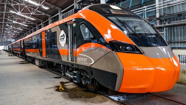 Indian Railway: રેલ યાત્રીઓ માટે ખુશખબર, દેશમાં એકસાથે 4 વંદે ભારત ટ્રેન શરૂ કરશે, જાણો કયા રૂટ પર દોડશે?