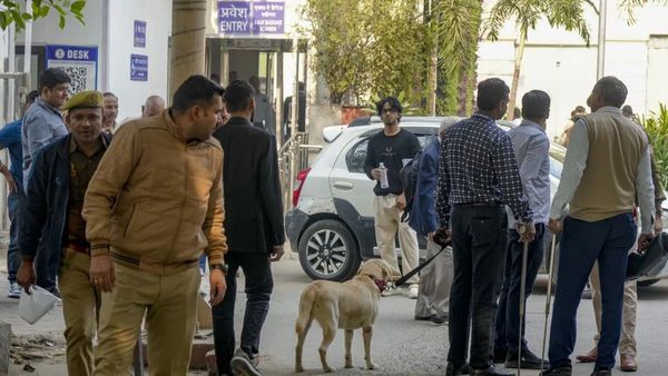 અમદાવાદ આસપાસની 12 શાળાઓને બોમ્બથી ઉડાવી દેવાની ધમકી, પોલીસ એક્શનમાં