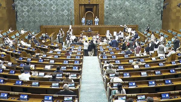 Parliament : લોકસભામાં છેલ્લા દિવસે ભારે હોબાળો, કફ સિરપનો મુદ્દો ગુંજ્યો