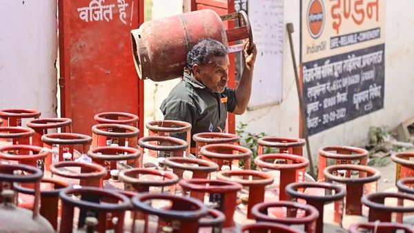 LPG Price Today: ગેસની અછત વચ્ચે મોટો ઝટકો! આજે તમારા શહેરમાં કેટલાનો મળી રહ્યો છે સિલિન્ડર, ચેક કરો નવા રેટ