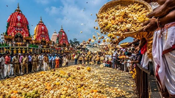 રથયાત્રામાં ભગવાન જગન્નાથનો પ્રસાદ જમીન પર કેમ ફેંકવામાં આવે છે? જાણો રહસ્ય