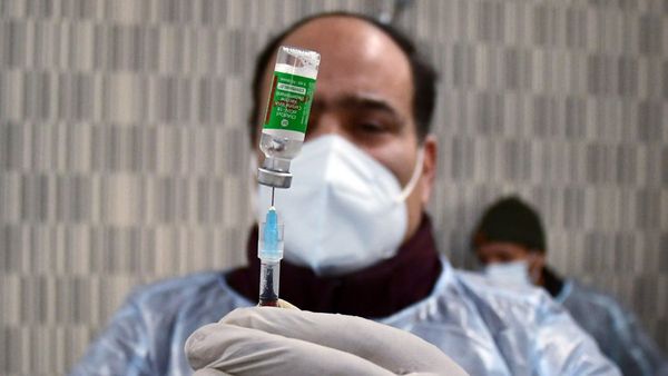 અમદાવાદ : ડૉક્ટરોએ નિયમ તોડી કોરોનાની રસી સંબંધીઓને આપી?