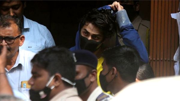 આર્યન ખાનના કથિત ડ્રગ કેસમાં નાર્કોટિક્સ કંટ્રોલ બ્યૂરોની ભૂમિકા પર સવાલો કેમ?