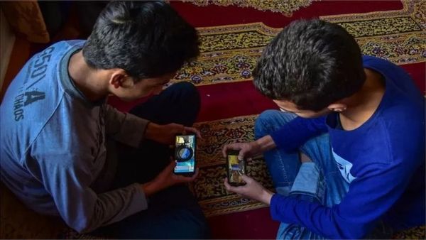 શું તમને મોબાઇલ ફોનનો સતત ઉપયોગ કરવાનું મન થાય છે? તો આ લત કઈ રીતે છોડશો?