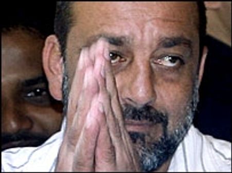 नेतागिरी के लिए संजय दत्त का रोड शो