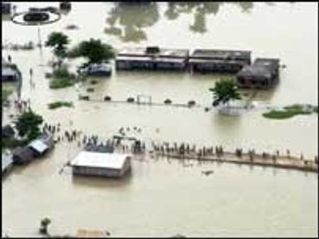 बाक़ी हैं अभी तबाही के निशाँ