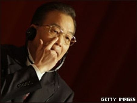 अब चीन के पीएम पर जूता फेंका गया