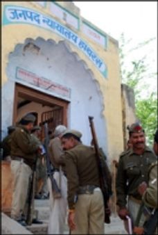 हाथरस अदालत में गोलीबारी में पाँच मरे