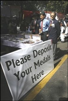 पूर्व सैनिकों ने मेडल वापस किए