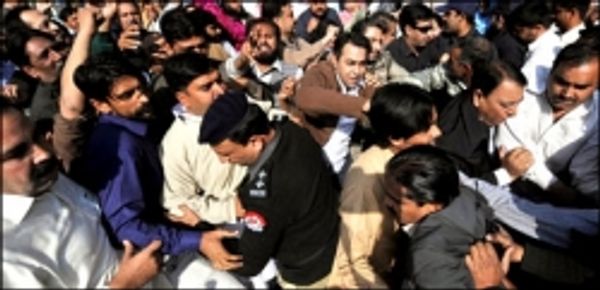 पाक पंजाब में नवाज़ समर्थकों के बड़े प्रदर्शन