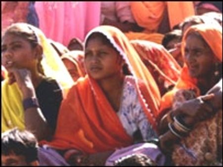 'आर्थिक संकट की मार महिलाओं पर ज़्यादा'