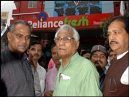फ़र्नांडीस, दिग्विजय चुनाव लड़ने पर अड़े
