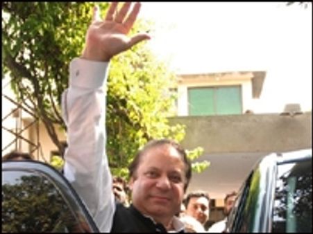 नवाज़ पर लगी रोक का फ़ैसला निलंबित