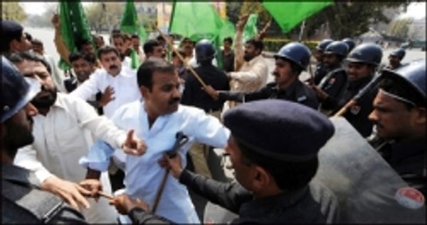 सरकार बेचारी और क्या करे!