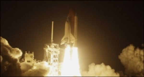 नासा ने स्पेस शटल लाँच किया