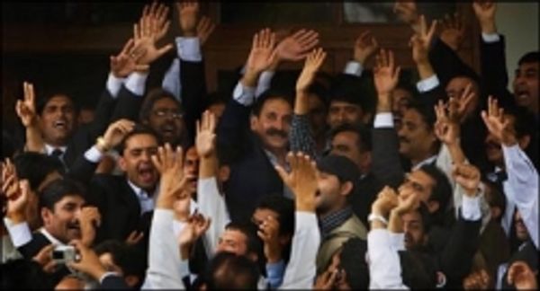 पाकिस्तान में जश्न का माहौल