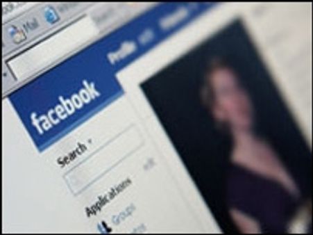 फ़ेसबुक ने छीनी बीमार महिला की नौकरी