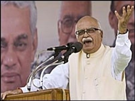 आडवाणी की ओर भी फेंकी गई चप्पल