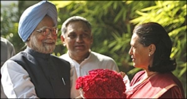 मनमोहन को सरकार बनाने का न्यौता