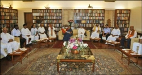 मनमोहन को सरकार बनाने का न्यौता