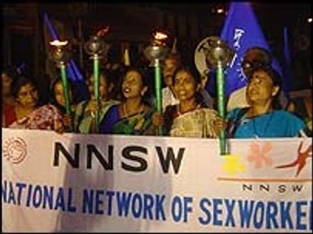 दलालों, ग्राहकों से निपटने के लिए कराटे