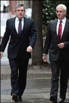 गॉर्डन ब्राउन पर इस्तीफ़ा देने का दबाव बढ़ा