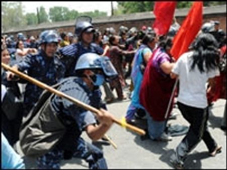 नेपाल में पुलिस और माओवादियों में संघर्ष