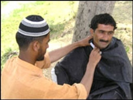 स्वात के नाइयों को फिर मिला काम