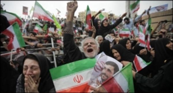 अहमदीनेजादः जीत पर जश्न भी, विरोध भी