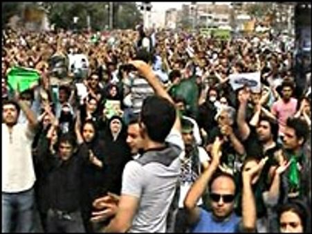 ईरान में प्रतिबंध के बावजूद प्रदर्शन